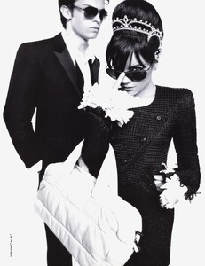 Lagerfeld_Chanel_Handbangs_Fall_Winter_2009_10_07.thumb.jpeg.ee872563dd612841c7991ef0a9f5d012.jpeg