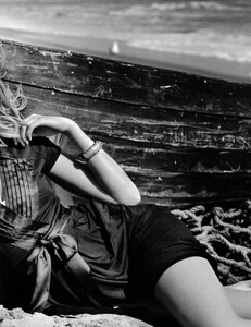 Peters_Guess_by_Marciano_Fall_Winter_2009_10_05.thumb.jpeg.a36782c608af4c2f1fc550ab13abf6c5.jpeg