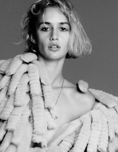 V Magazine 4151 .jpg