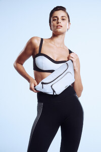 Victorias-Secret-2024-VSX-Glow-Reflective-Balconette-Sports-Bra-Legging-2.jpg