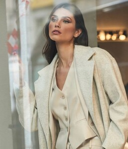 “WOMAN ON TOP”, la nueva colección de otoño-invierno de @uniqueunlimited_spain Detrás de cada diseño hay una historia de pasión y precisión. Nuestra producción es el corazón de Unique, y las diseñadoras son la (2).jpg