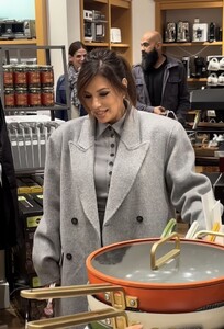 eva-longoria-out-shopping-in-hudsons-yard-in-new-york-10-29-2024-3.jpg