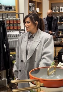 eva-longoria-out-shopping-in-hudsons-yard-in-new-york-10-29-2024-5.jpg
