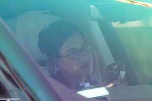 hailey-bieber-keeps-busy-with-her-phone-while-stuck-in-la-traffic-11-15-2024-2.jpg