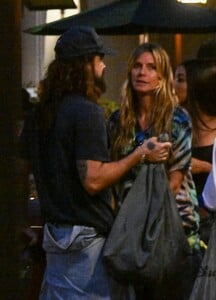heidi-klum-and-tom-kaulitz-out-at-disneyland-10-04-2024-6.jpg