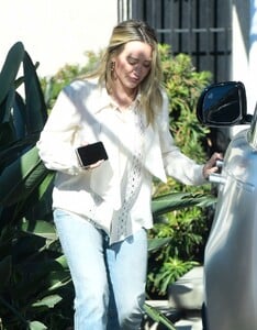 hilary-duff-and-matthew-koma-leaves-a-studio-in-los-angeles-11-18-2024-0.jpg