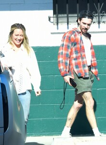 hilary-duff-and-matthew-koma-leaves-a-studio-in-los-angeles-11-18-2024-6.jpg