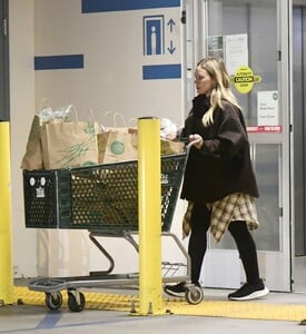 hilary-duff-shopping-for-groceries-at-whole-foods-in-los-angeles-11-04-2024-6.jpg