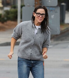 jennifer-garner-out-with-wet-hair-in-los-angeles-11-26-2024-1.jpg