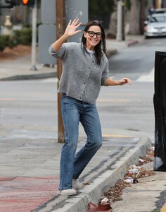 jennifer-garner-out-with-wet-hair-in-los-angeles-11-26-2024-4.jpg