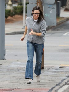 jennifer-garner-out-with-wet-hair-in-los-angeles-11-26-2024-5.jpg