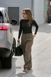 jennifer-lopez-arrives-at-a-recording-studio-in-hollywood-10-28-2024-5.jpg