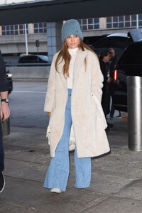 jennifer-lopez-arrives-at-jfk-airport-in-new-york-11-04-2024-5.jpg