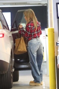 jennifer-lopez-out-at-a-breakfast-in-los-angeles-11-22-2024-0.jpg