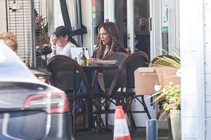 jennifer-lopez-out-at-a-breakfast-in-los-angeles-11-22-2024-5.jpg