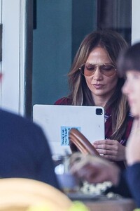 jennifer-lopez-out-at-a-breakfast-in-los-angeles-11-22-2024-6.jpg