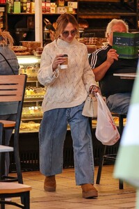 jennifer-lopez-out-for-coffee-and-pastries-in-los-angeles-11-20-2024-1.jpg