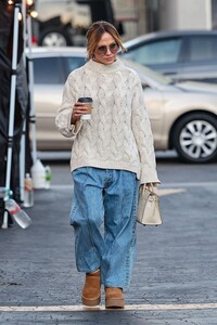 jennifer-lopez-out-for-coffee-and-pastries-in-los-angeles-11-20-2024-2.jpg