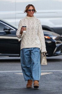 jennifer-lopez-out-for-coffee-and-pastries-in-los-angeles-11-20-2024-3.jpg
