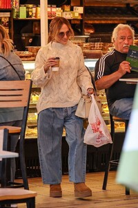 jennifer-lopez-out-for-coffee-and-pastries-in-los-angeles-11-20-2024-6.jpg
