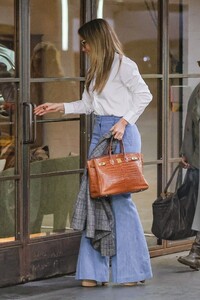 jennifer-lopez-out-for-lunch-in-hollywood-11-27-2024-3.jpg