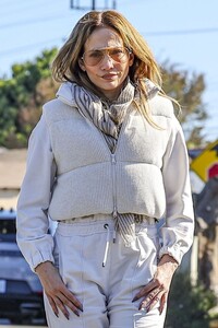 jennifer-lopez-out-visiting-a-friend-in-los-angeles-11-16-2024-1.jpg