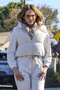 jennifer-lopez-out-visiting-a-friend-in-los-angeles-11-16-2024-4.jpg