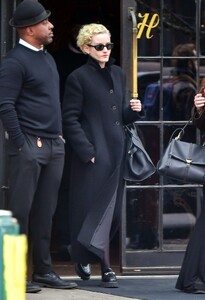 julia-garner-spotted-stepping-out-of-hotel-in-nyc-11-20-2024-0.jpg
