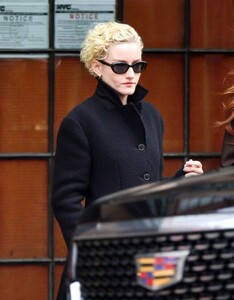 julia-garner-spotted-stepping-out-of-hotel-in-nyc-11-20-2024-2.jpg