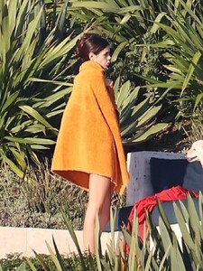kaia-gerber-at-their-oceanfront-house-in-malibu-10-30-2024-1.jpg