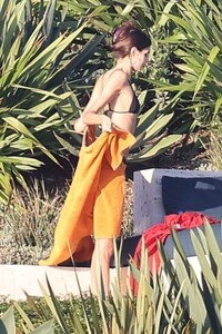 kaia-gerber-at-their-oceanfront-house-in-malibu-10-30-2024-3.jpg