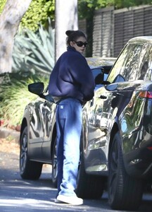 kaia-gerber-visits-a-friend-in-los-angeles-11-04-2024-0.jpg