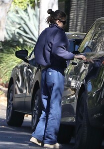 kaia-gerber-visits-a-friend-in-los-angeles-11-04-2024-6.jpg