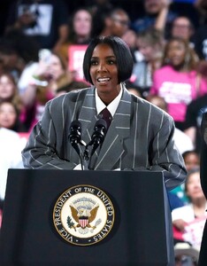 kelly-rowland-at-a-campaign-rally-in-support-of-us-vice-president-at-shell-energy-stadium-in-houston-10-25-2024-3.jpg