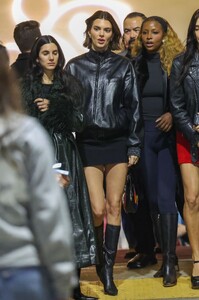 kendall-jenner-hailey-bieber-and-friends-at-sabrina-carpenter-concert-11-18-2024-3.jpg