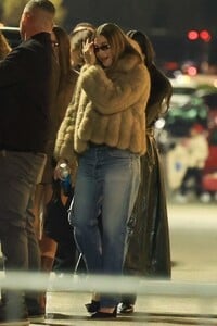 kendall-jenner-hailey-bieber-and-friends-at-sabrina-carpenter-concert-11-18-2024-5.jpg