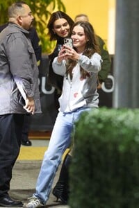 kendall-jenner-hailey-bieber-and-friends-at-sabrina-carpenter-concert-11-18-2024-7.jpg