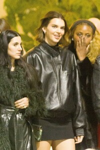 kendall-jenner-hailey-bieber-and-friends-at-sabrina-carpenter-concert-11-18-2024-8.jpg
