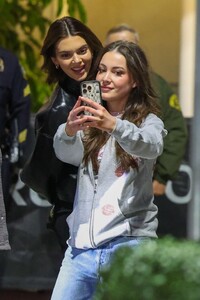 kendall-jenner-hailey-bieber-and-friends-at-sabrina-carpenter-concert-11-18-2024-9.jpg