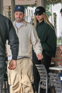 kendall-jenner-heads-out-for-lunch-in-brentwood-10-30-2024-0.jpg