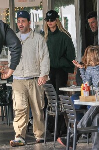 kendall-jenner-heads-out-for-lunch-in-brentwood-10-30-2024-1.jpg