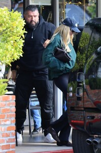 kendall-jenner-heads-out-for-lunch-in-brentwood-10-30-2024-2.jpg