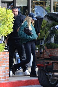 kendall-jenner-heads-out-for-lunch-in-brentwood-10-30-2024-4.jpg
