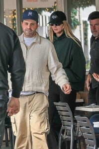 kendall-jenner-heads-out-for-lunch-in-brentwood-10-30-2024-5.jpg