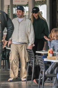 kendall-jenner-heads-out-for-lunch-in-brentwood-10-30-2024-6.jpg