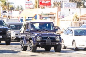 kendall-jenner-out-driving-in-los-angeles-11-06-2024-3.jpg