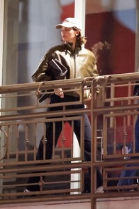 kendall-jenner-out-for-dinner-at-sushi-park-in-west-hollywood-11-12-2024-0.jpg