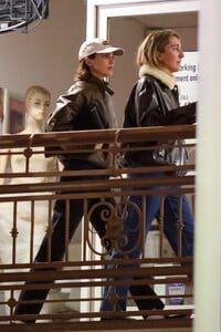 kendall-jenner-out-for-dinner-at-sushi-park-in-west-hollywood-11-12-2024-2.jpg