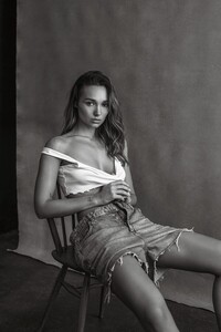 mia_brown_model_01.thumb.jpg.24302d986eec7690eeb87fb05ce9aec0.jpg