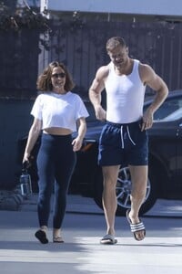 minka-kelly-and-dan-reynolds-heading-to-pilates-class-in-los-feliz-11-05-2024-0.jpg